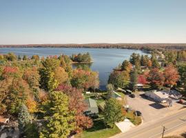 Lakefront Kalkaska Cottage with Fire Pit!，位于卡尔卡斯卡的酒店