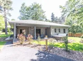 Golf, Bain à Remous, Piscine et Activités Ludiques : Lodge de Luxe pour 4 Adultes + 2 Enfants - FR-1-582-368