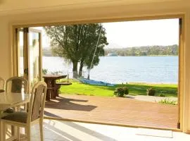 Waterfront Lakeside Cottage Primbee
