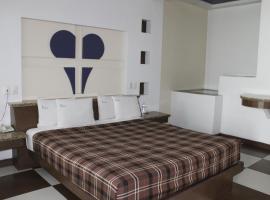 Motel Dubái Ensenada，位于恩塞纳达港的酒店