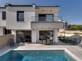 Villa Rosemary -semi-detached villa with a pool and a panoramic view, close to a sandy beach - by TRAVELER tourist agency Krk，位于里斯卡的度假屋