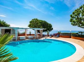 Villa Poseidon -Boutique Hotel-，位于萨莱诺的酒店