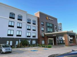 La Quinta Inn & Suites by Wyndham Tulsa Midtown，位于塔尔萨Hawthorne Park附近的酒店