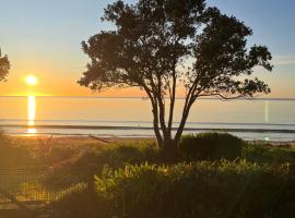 Beachfront Bliss - Your Parapara Seaside Retreat，位于Parapara 的别墅