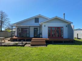 Waterfront Retreat in Collingwood，位于科灵伍德的乡村别墅