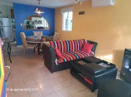 Confortable y colorida casa con piscina