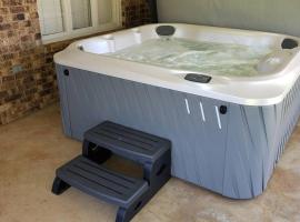 Hot Tub, Privacy, sleeps 10 & TONS of Space!，位于拉伯克的酒店