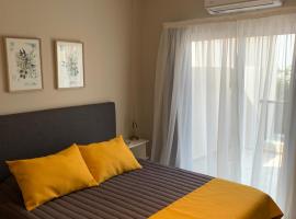 Amaru - Amplio departamento c&eacute;ntrico con cochera，位于科连特斯的住宿