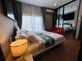 Comfy 2-King Bed Condo - 3 Min to Rawai Beach at The Titile V Condo's，位于普吉镇的酒店