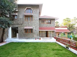 Elegant - 3BHK AC Villa with Lawn BanjaraHills HYD，位于海得拉巴的乡村别墅
