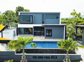 The Cube Pool Villa 2，位于Ban Tha Maprang的带泳池的酒店