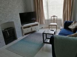 Seaside 2 bed terraced house with garden and free parking，位于海斯廷斯的酒店