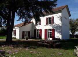 LE GITE DE LA GARE - GITE DE GROUPE 14 PERSONNES，位于Remouillé的酒店