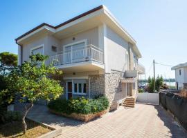 Appartamento 150 mq in villa sul mare a Fertilia，位于费尔蒂利亚的酒店