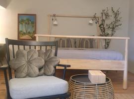 סוויטה על שביל הים，位于Atlit的带停车场的酒店