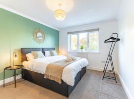 5 Bed House Heathrow Egham Virginia Water Sleeps 7 or up to 8 if sharing beds，位于埃格姆的度假屋
