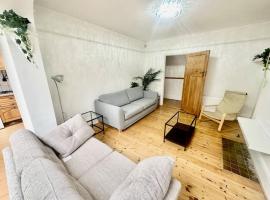 4 Bed house in Daneby Road,SE6，位于Catford的度假屋