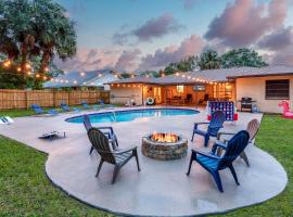 Heated Pool, Game Room & 4Bdrm - Bay Bungalow，位于棕榈湾的度假屋