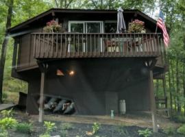 Round Cabin - 5 Min to Bedford PA - Deck - Hike- Golf，位于贝德福德的酒店