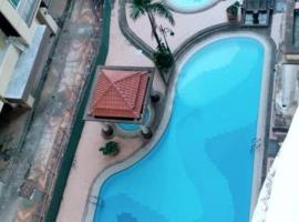 Kenyalang Riverine Emerald Condominium Homestay，位于古晋的带按摩浴缸的酒店