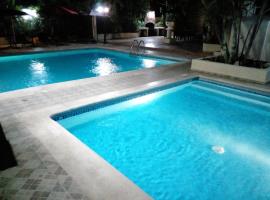 Villa Los Almendros - 2 pools and private tennis court，位于巴尼的度假短租房