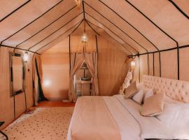 desert camp，位于Hassilabied的豪华帐篷