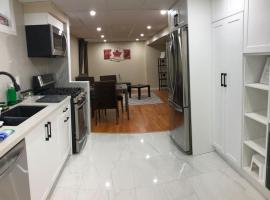 Basement Apartment in Richmond Hill，位于列治文山的公寓