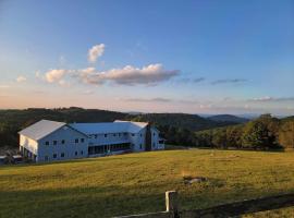 Moonlight Manor Bed & Breakfast，位于Floyd的酒店