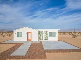 Modern & Private Desert Home w/ ez access and near Joshua Tree，位于二十九棕榈村的度假屋