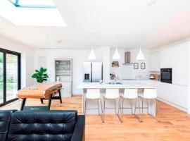 DRIFTWOOD by BOURNECOAST - An Exquisite Chalet Bungalow with a Sauna, BBQ Hut and Garden - HB6339，位于伯恩茅斯的酒店