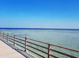Apartment inside 5* star hotel private beach with reef (FOREIGNERS ONLY)，位于赫尔格达的酒店