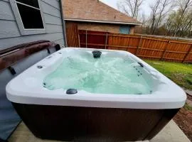 Hot Tub! 4BR 3BA Modern, newly remodeled, 16 ppl