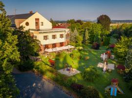 四月全景酒店，位于科内日诺河畔里赫诺夫的酒店