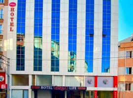 Grand Life Hotel，位于乔尔卢的酒店