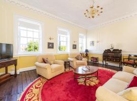 Stunning & spacious Georgian town house in St Neots town centre with parking，位于圣尼奥特的度假屋