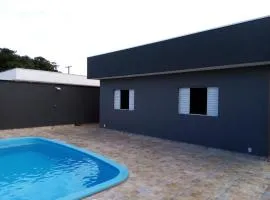 Casa com piscina em condomínio fechado