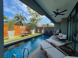 La Mer Luxury Villa - Private Pool Langkawi，位于珍南海滩的带按摩浴缸的酒店
