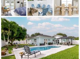 FREE Heated Pool Family Friendly Home by the Gulf of Mexico Beaches Clearwater Saint Pete and Tampa Sleeps 12 and has Water Slide No Parties，位于皮内拉斯公园的酒店