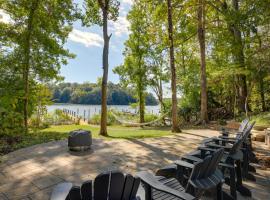 Waterfront Lusby Escape with Fire Pit and Kayaks!，位于道威尔的度假屋