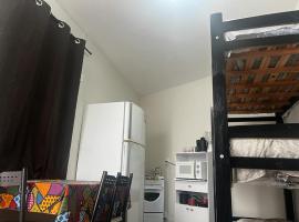 Casa frente para até 15 pessoas ou 12 solteiros e Quarto fundo para 3 pessoas solteiras，位于坎皮纳斯的酒店