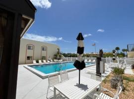 NEW condo! Just 15 min to Ft Myers and Sanibel beach! Great Location!!，位于迈尔斯堡的带泳池的酒店