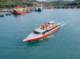 Gili Ferries Ganggari Speedboat，位于八丹拜的船屋