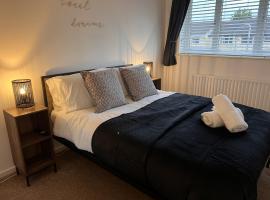 CONTRACTORS OR FAMILY HOUSE M1 Nottingham - IKEA RETAIL PARK - SWINDON CLOSE - 2 Bed Home with Driveway, private garden, sleeps 4 - TV'S in all rooms，位于Giltbrook的度假屋