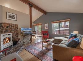 Cozy Pet-Friendly Cabin w Fenced-In Yard Close to Slopes Beach Town，位于玛瑙湾的酒店