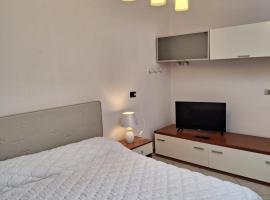 Cozy home with parking & wi -fi，位于马里纳－迪拉文纳的公寓