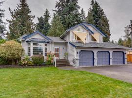Pet and Family Friendly Bonney Lake Home Game Room，位于Sumner的酒店