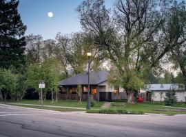 Historic Home in the Heart of Teton Valley，位于德里格斯的酒店