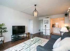 Home to the Stars on Music Row with Pool and Free Parking