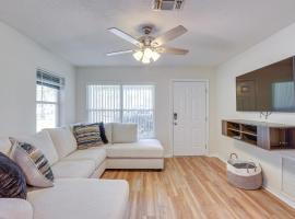 Williston Home with Yard 6 Mi to Devils Den Spring，位于Williston的酒店