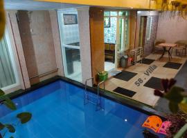 Villa Indraloka 58 Batu Malang，位于特勒贡的带按摩浴缸的酒店